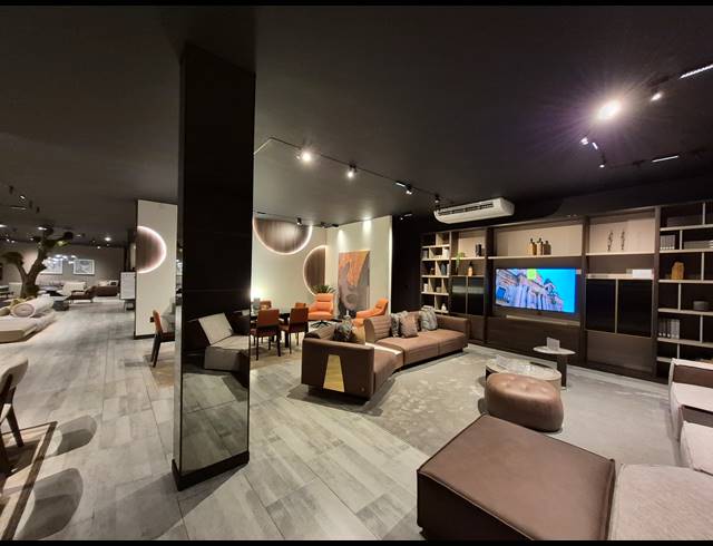 980M² SHOWROOM TO LET IN KRAMERVILLE